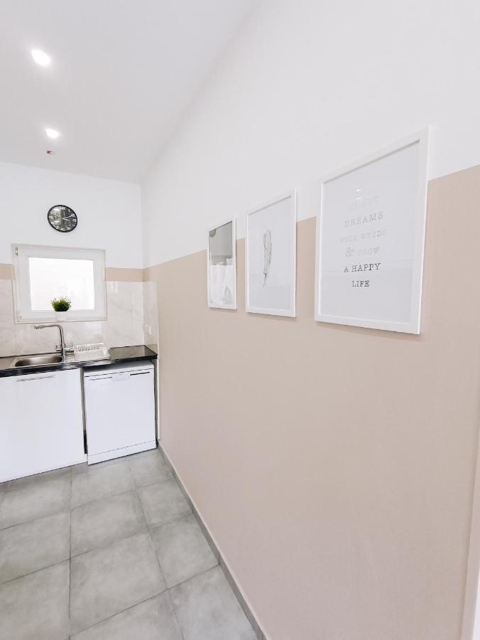 Shelter Next To The Beach ลาร์นาคา ภายนอก รูปภาพ