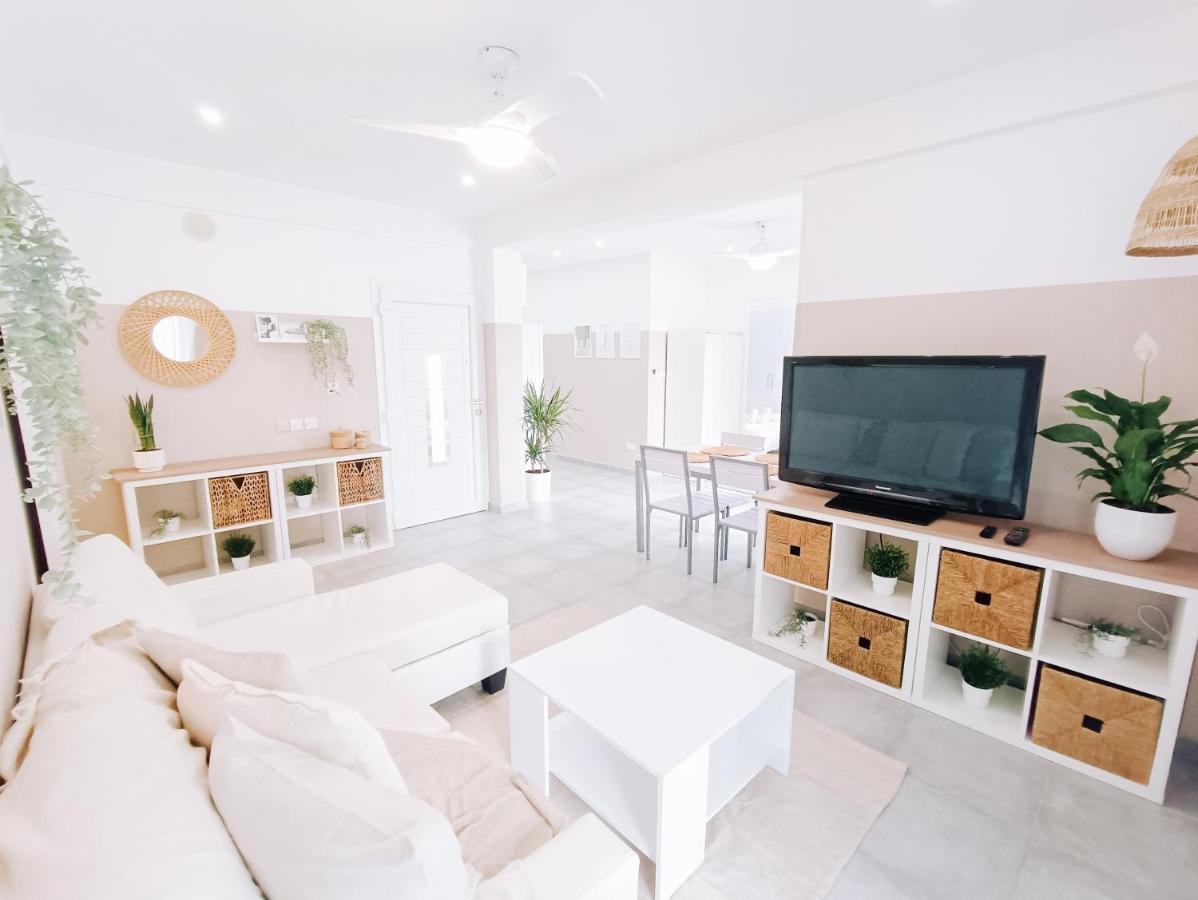 Shelter Next To The Beach ลาร์นาคา ภายนอก รูปภาพ